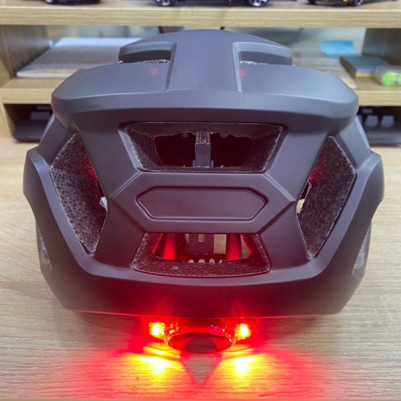 isinwheel fietshelm met oplaadbaar licht